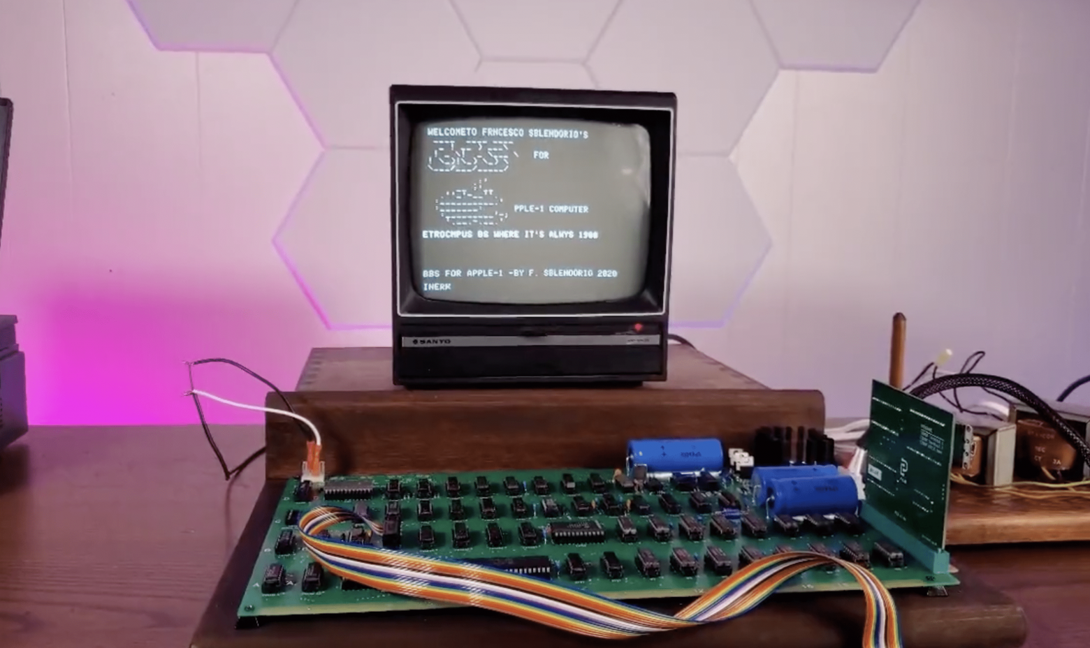 Реплика Apple I 1976 года, с подключением к одной из современных BBS. Отсюда